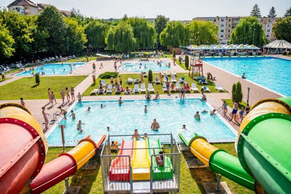 Zúgolódnak a sepsiszentgyörgyiek: nyomtatófesték hiány miatt nincs kedvezményes strandbelépő